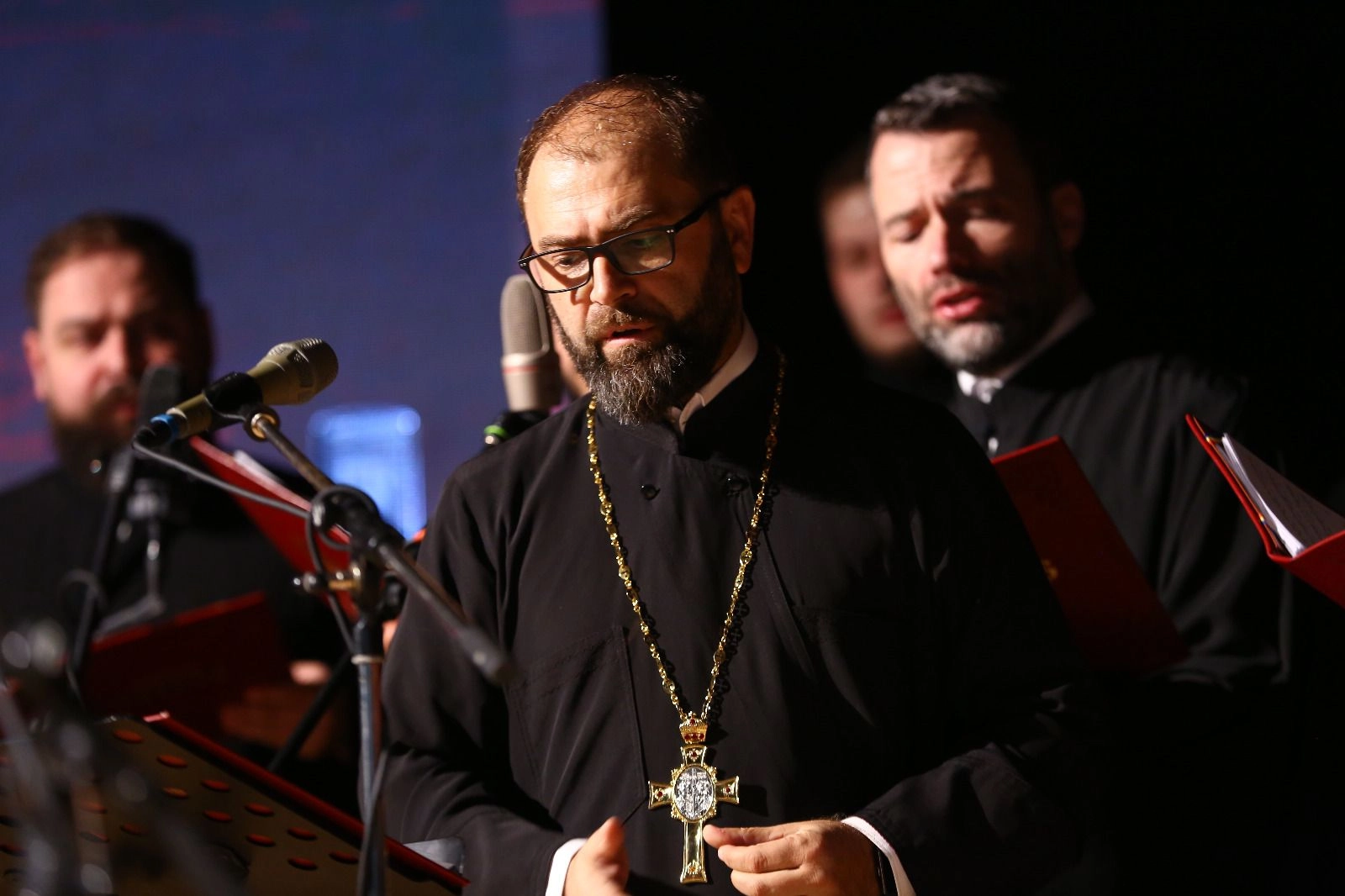 Aproape 5.000 de euro de la concertul aniversar al părintelui Mihail Bucă au fost donați Centrului de îngrijiri paliative „Sfântul Nectarie”