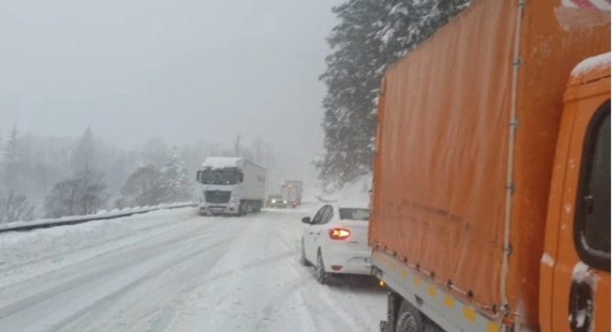 Infotrafic: se circulă în condiții de iarnă pe A1 și pe drumuri din mai multe județe din țară