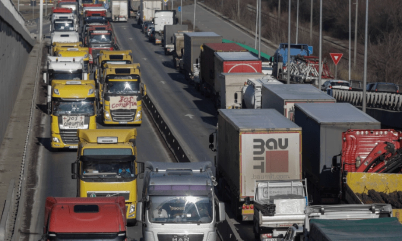 Prețurile transportului rutier ar putea urca cu 8%: combustibilul, taxarea pe kilometru și restricțiile externe scumpesc fiecare cursă