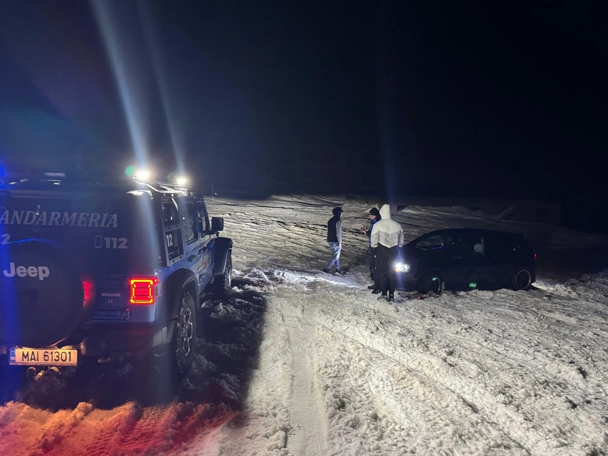 VIDEO Prinși de noapte pe munte: Opt turiști au fost coborâți în siguranță de jandarmii montani