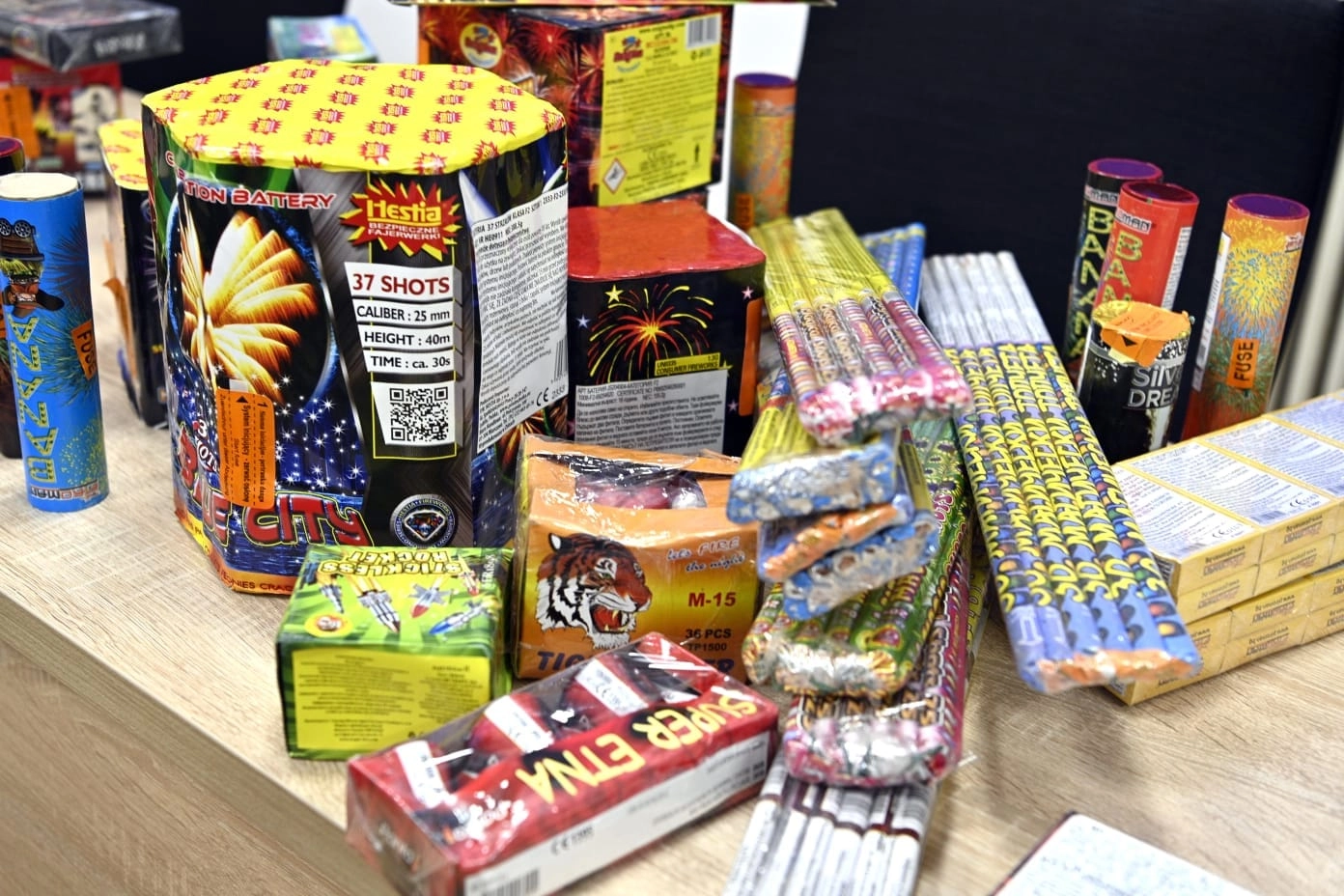 Tânăr prins de jandarmi cu peste 2.000 de articole pirotehnice pe care încerca să le vândă