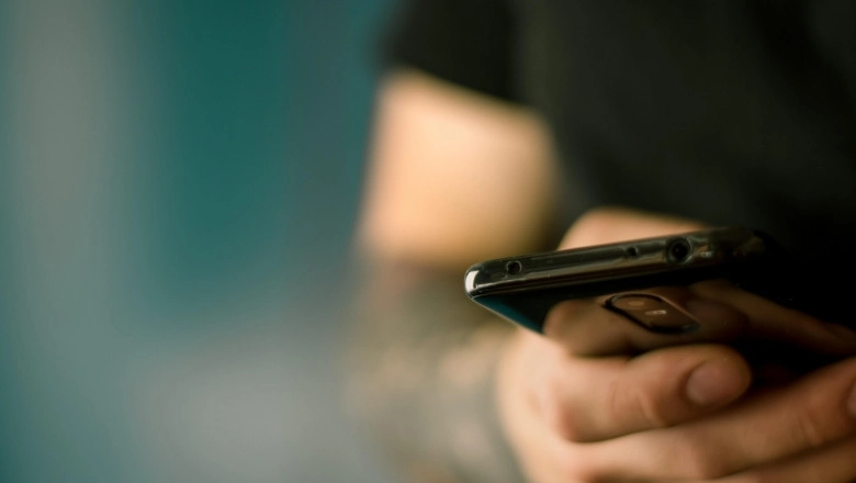 Stai cu capul aplecat spre telefon? Probabil suferi de sindromul 'text neck' - Care sunt simptomele