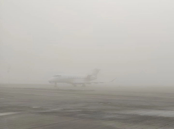 Ceaţă densă pe aeroportul din Iaşi: zborul Bucureşti-Iaşi şi retur a fost anulat, în timp ce alte două curse aeriene au fost redirecţionate la Suceava