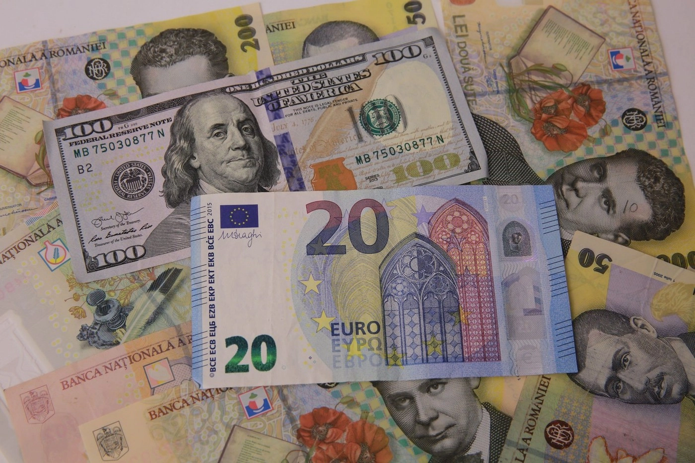 Leul s-a apreciat în raport cu euro, dar a scăzut faţă de dolarul american