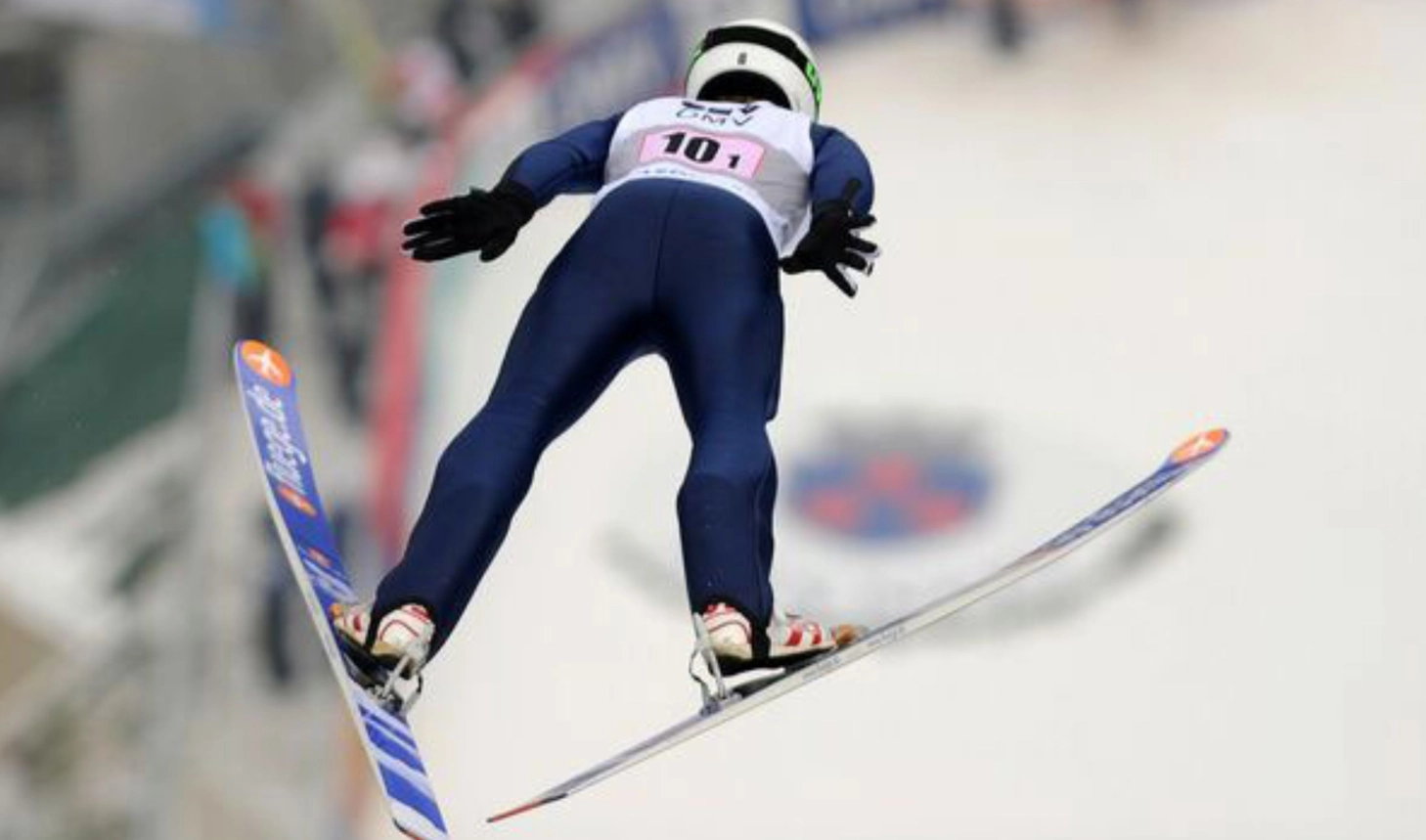 Slovenul Domen Prevc şi-a continuat parcursul perfect în Cupa Mondială de sărituri cu schiurile, obţinând a 15-a sa victorie consecutivă