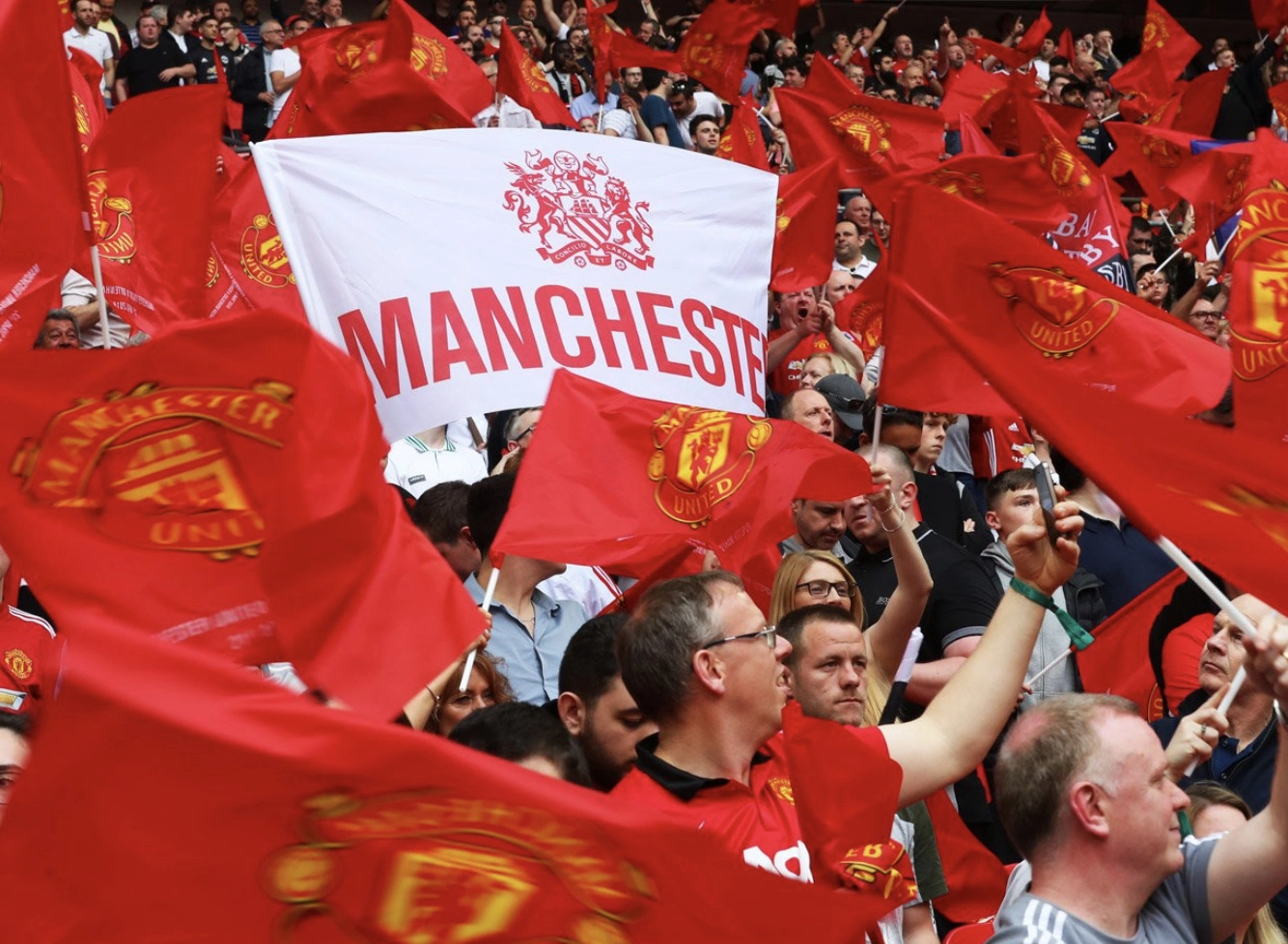 Manchester United pierde cu Leeds și rămâne în 10 oameni după eliminarea lui Lisandro Martínez pentru că a tras un adversar de păr