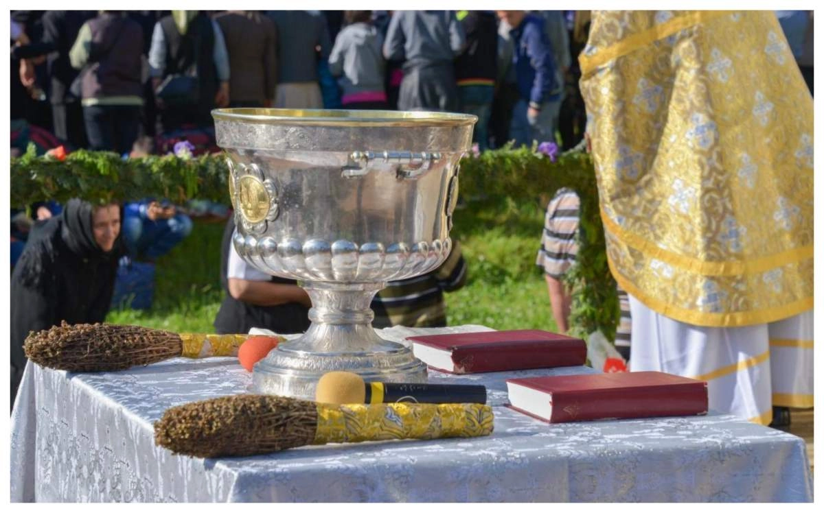 VIDEO Cum trebuie băută, de fapt, apa sfințită de la Bobotează? Patriarhul Daniel a explicat o regulă crucială