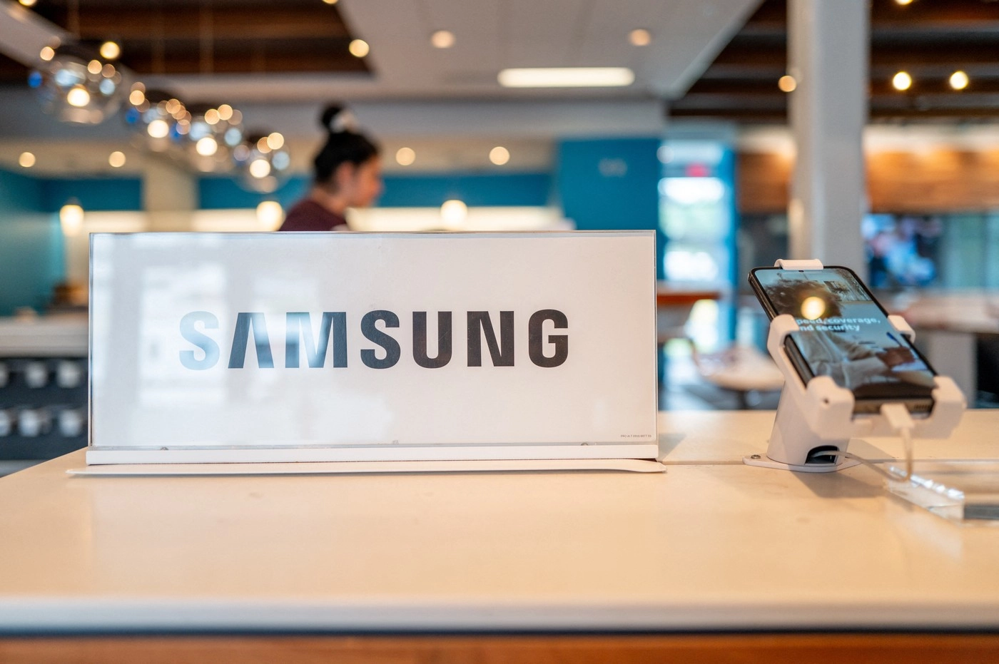 Samsung lansează Galaxy XR, prima cască de realitate mixtă cu Android XR, în parteneriat cu Google și Qualcomm