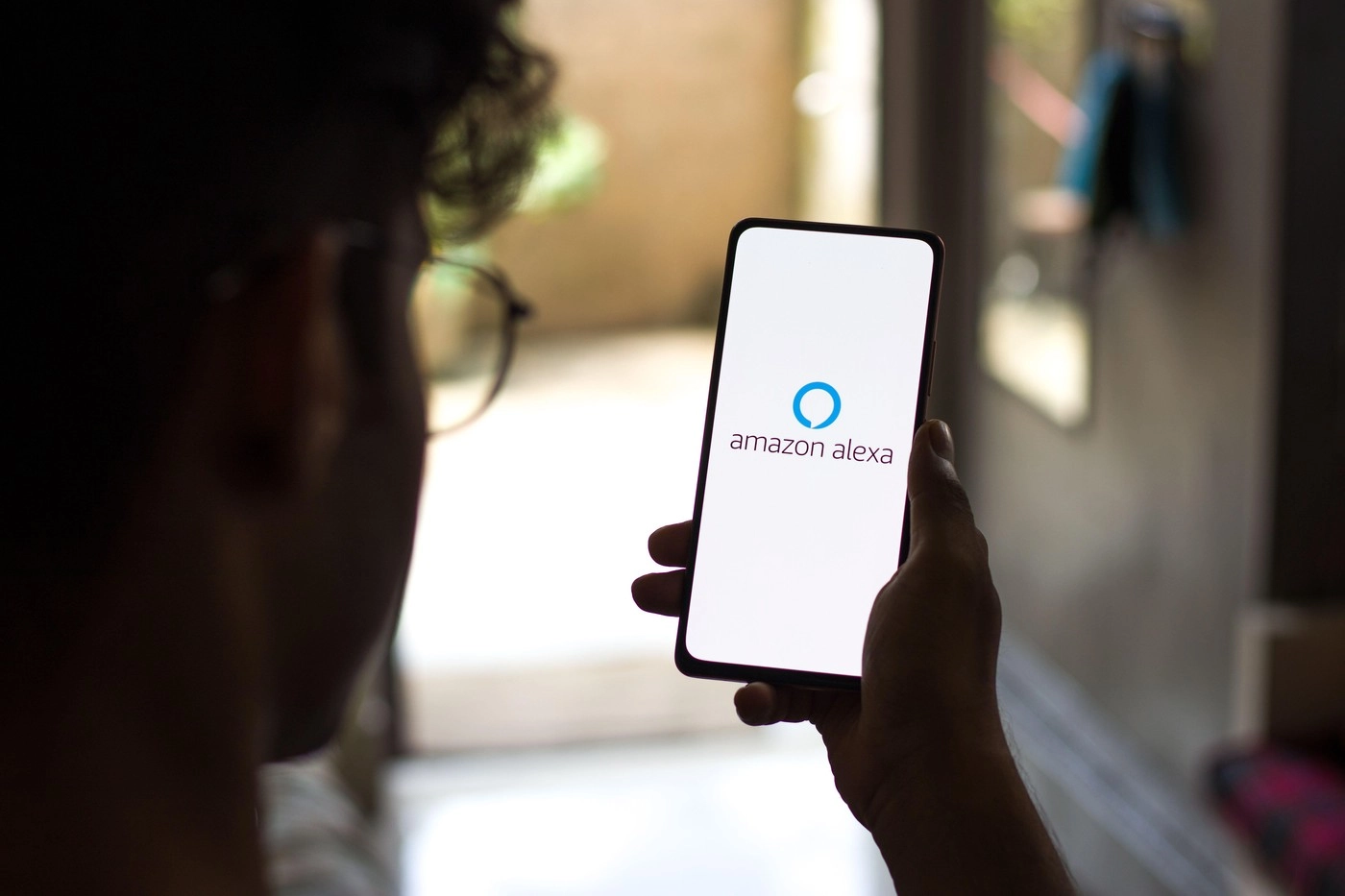 Amazon testează inteligenţa artificială ca ghid pentru cumpărători, prin funcţia ”Ascultă rezumatul”