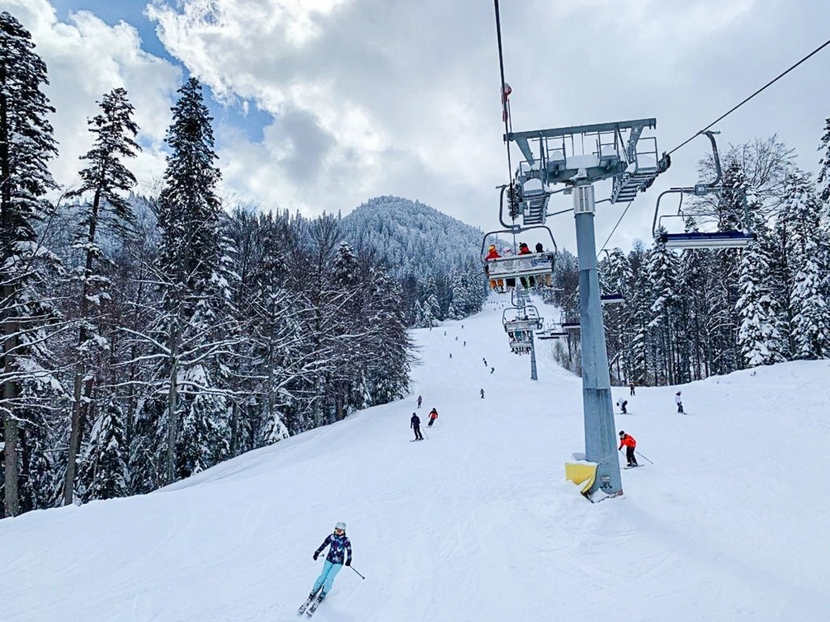 Veste bună pentru iubitorii de schi. A început producerea zăpezii artificiale în Poiana Brașov