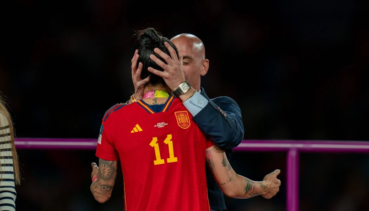 VIDEO Scandal în Spania. Fostul preşedinte al Federaţiei Spaniole de Fotbal a fost atacat cu ouă