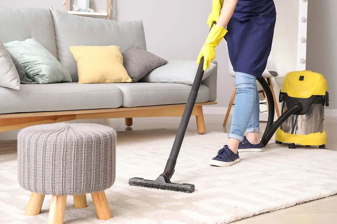 Plătit să faci curat acasă și să te filmezi: noul job care explodează și ar putea schimba viitorul muncii