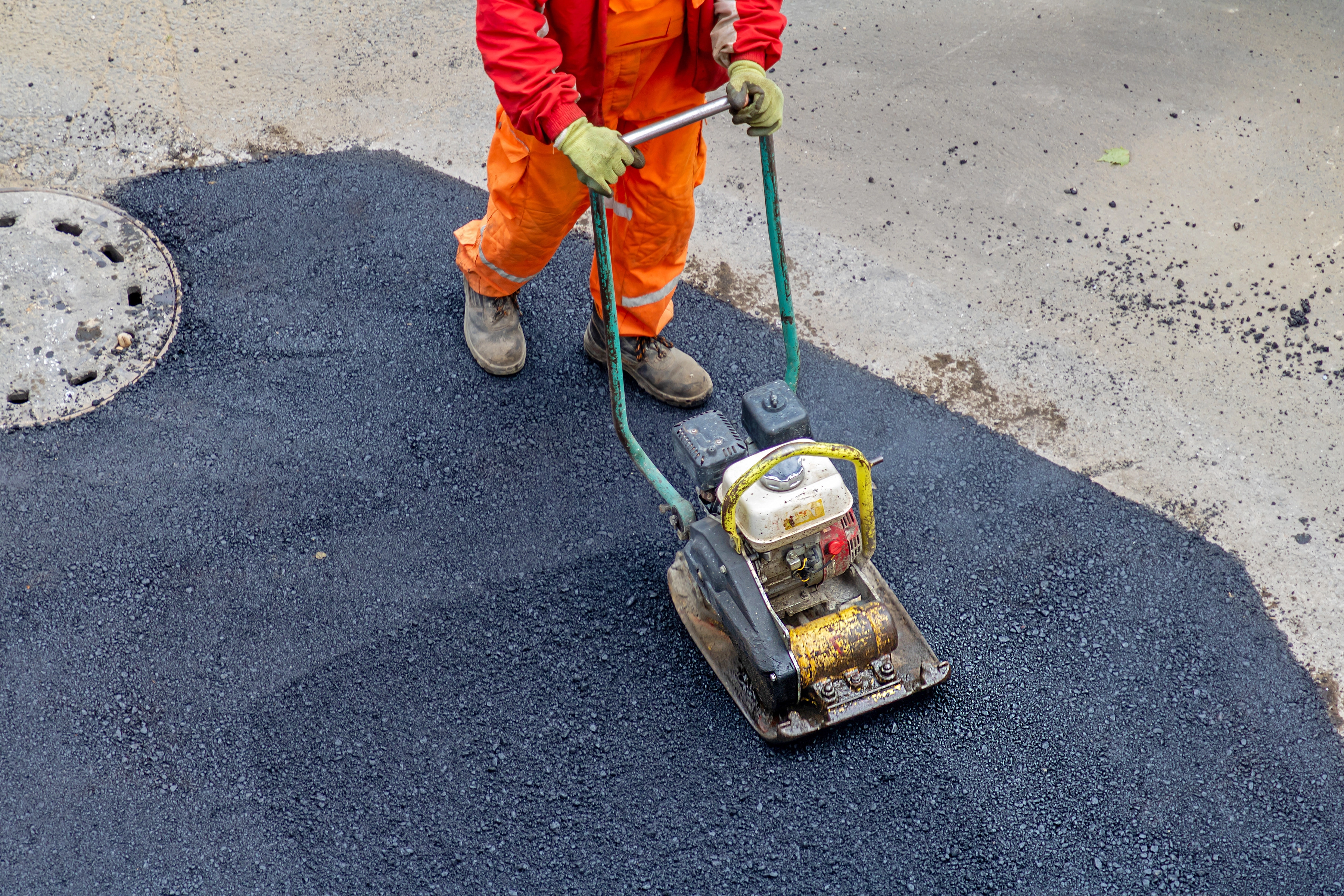 Pe drumurile viitorului nu vom mai da în gropi: Asfaltul cu grafen, testat în Marea Britanie, promite rezistență sporită și costuri mai mici