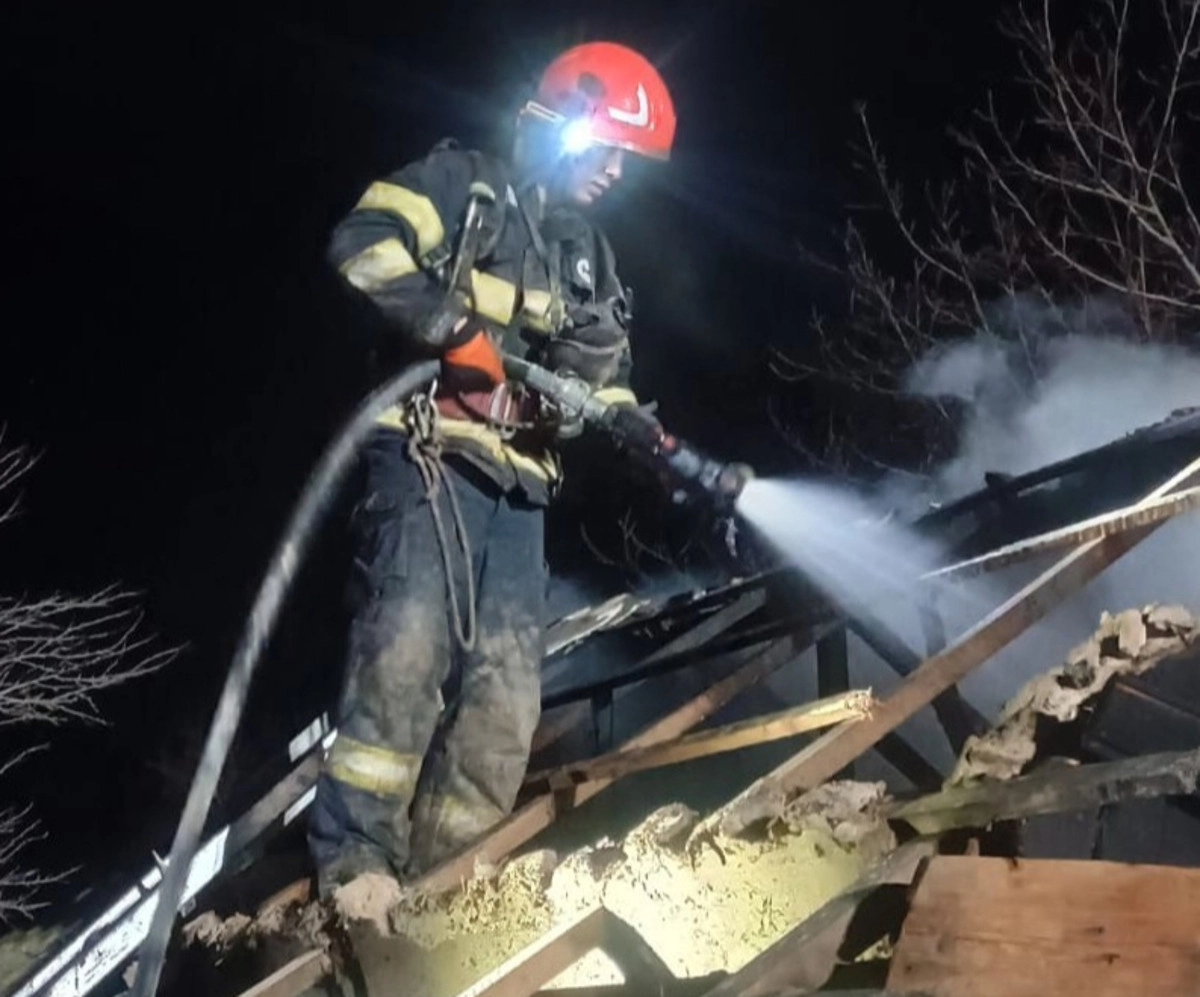 Incendiu uriaș în Mureș: Focul de la o casă s-a extins la alte două