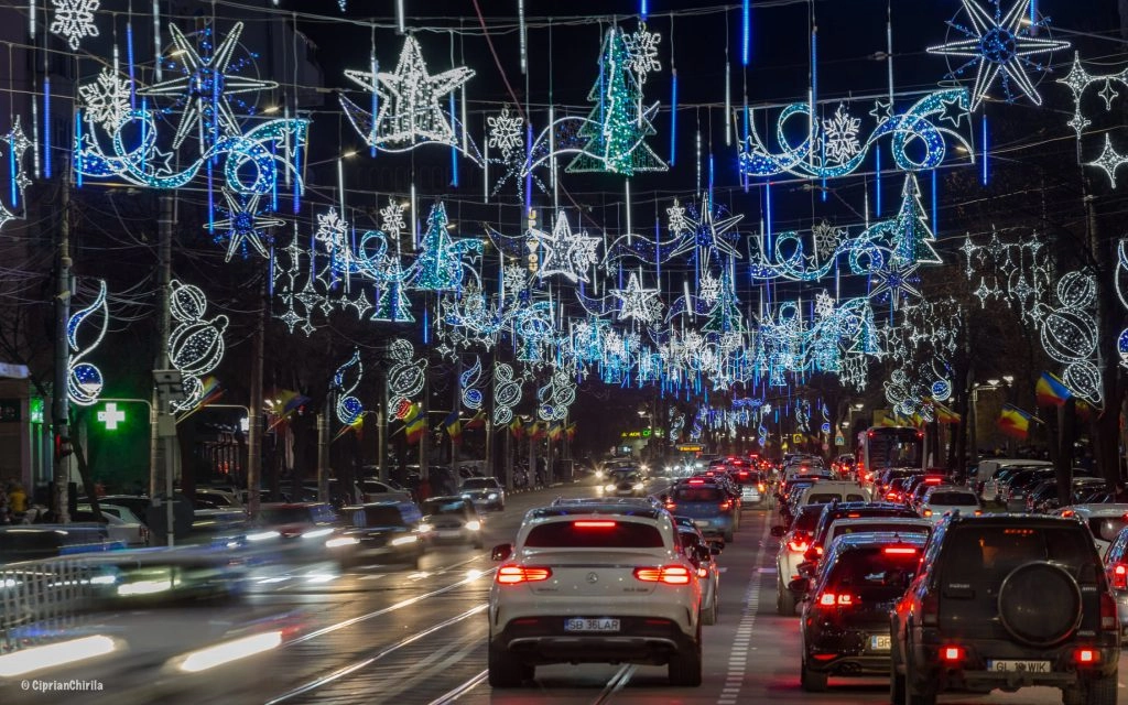 Muncitor rănit grav după ce a fost lovit de un autobuz, în timp ce monta luminițele de Crăciun