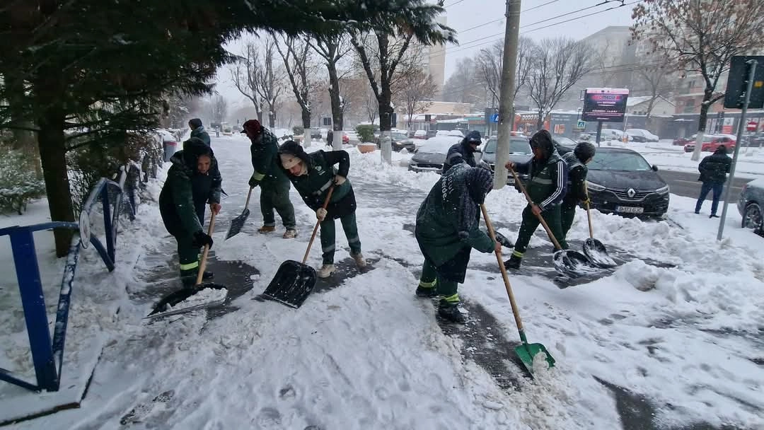 Primăria Capitalei anunţă că monitorizează situaţia intervenţiilor pentru deszăpezire / Ce efective au fost anunţate de primăriile de sector