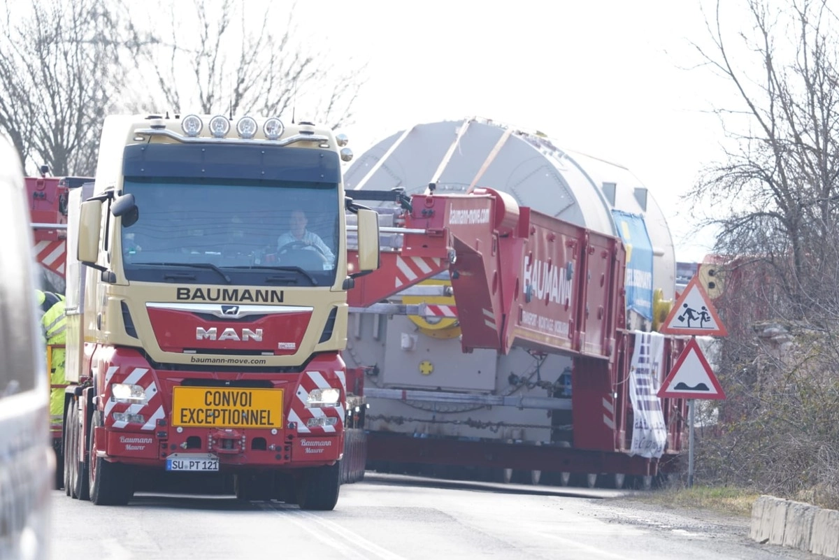 Două transporturi agabaritice vor circula pe mai multe drumuri naţionale şi autostrăzi