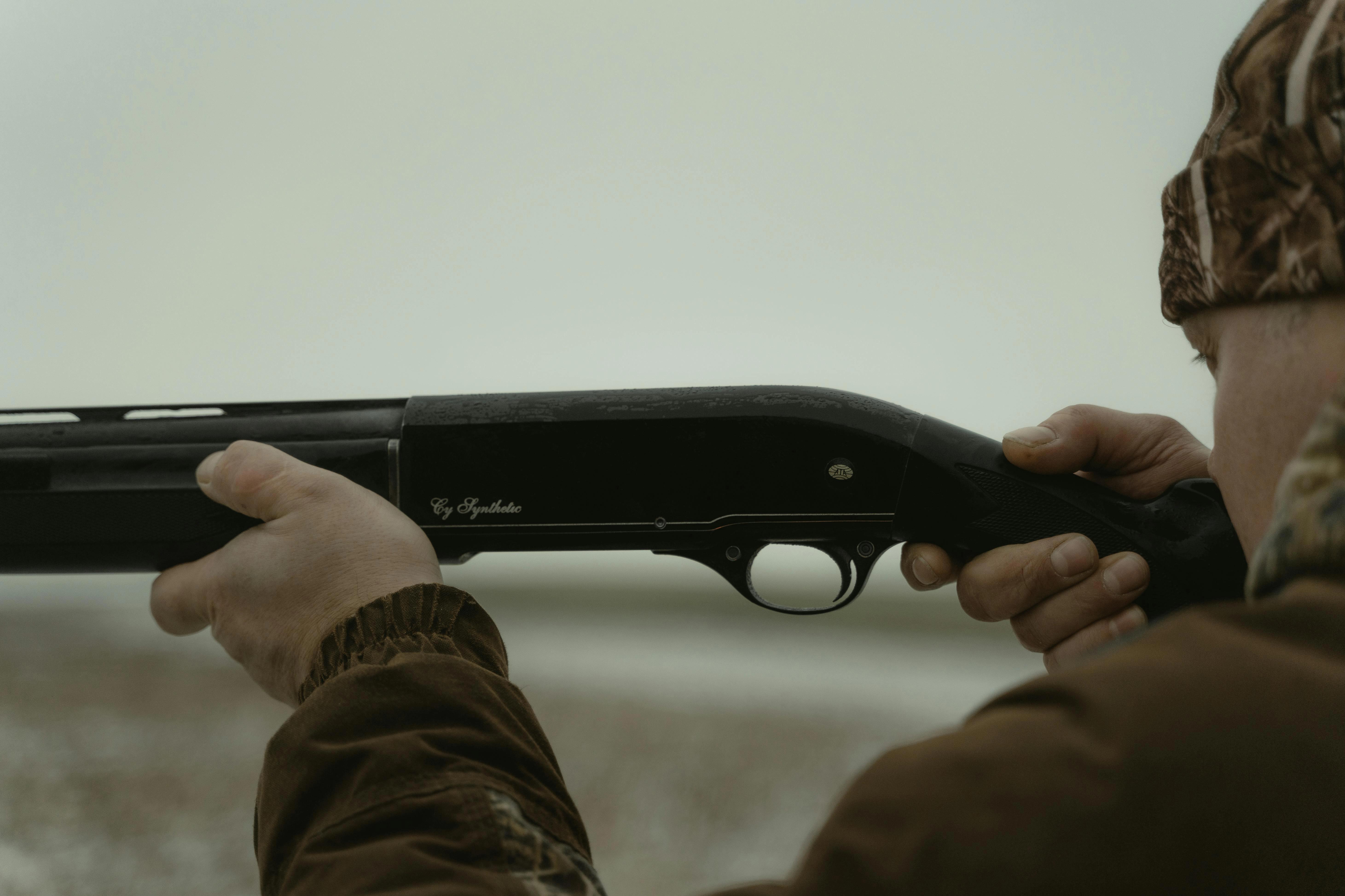 Delta Dunării, teren de vânătoare ilegală: doi bărbați anchetați pentru uz de armă și braconaj