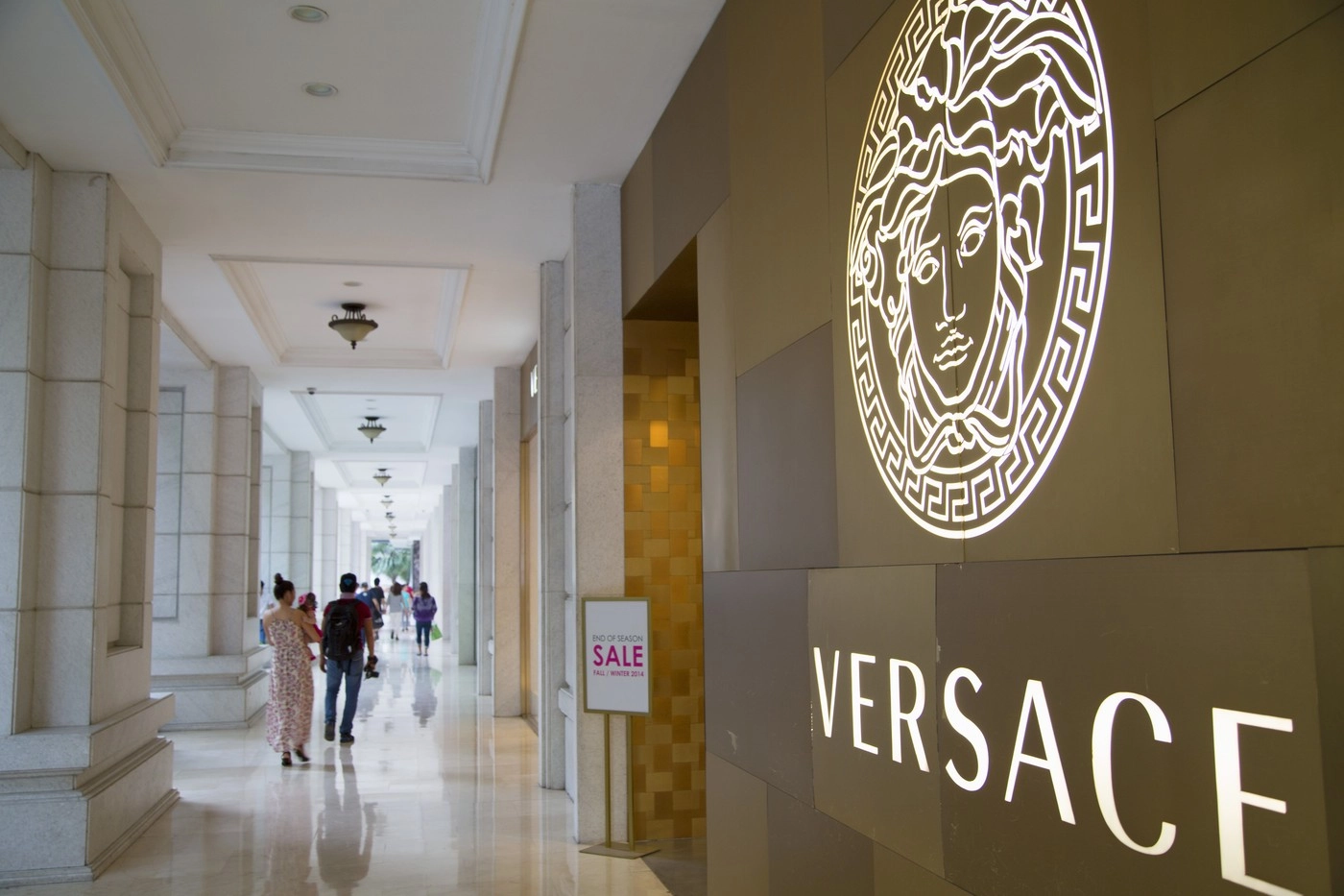 Grupul Prada a finalizat achiziționarea brandului Versace