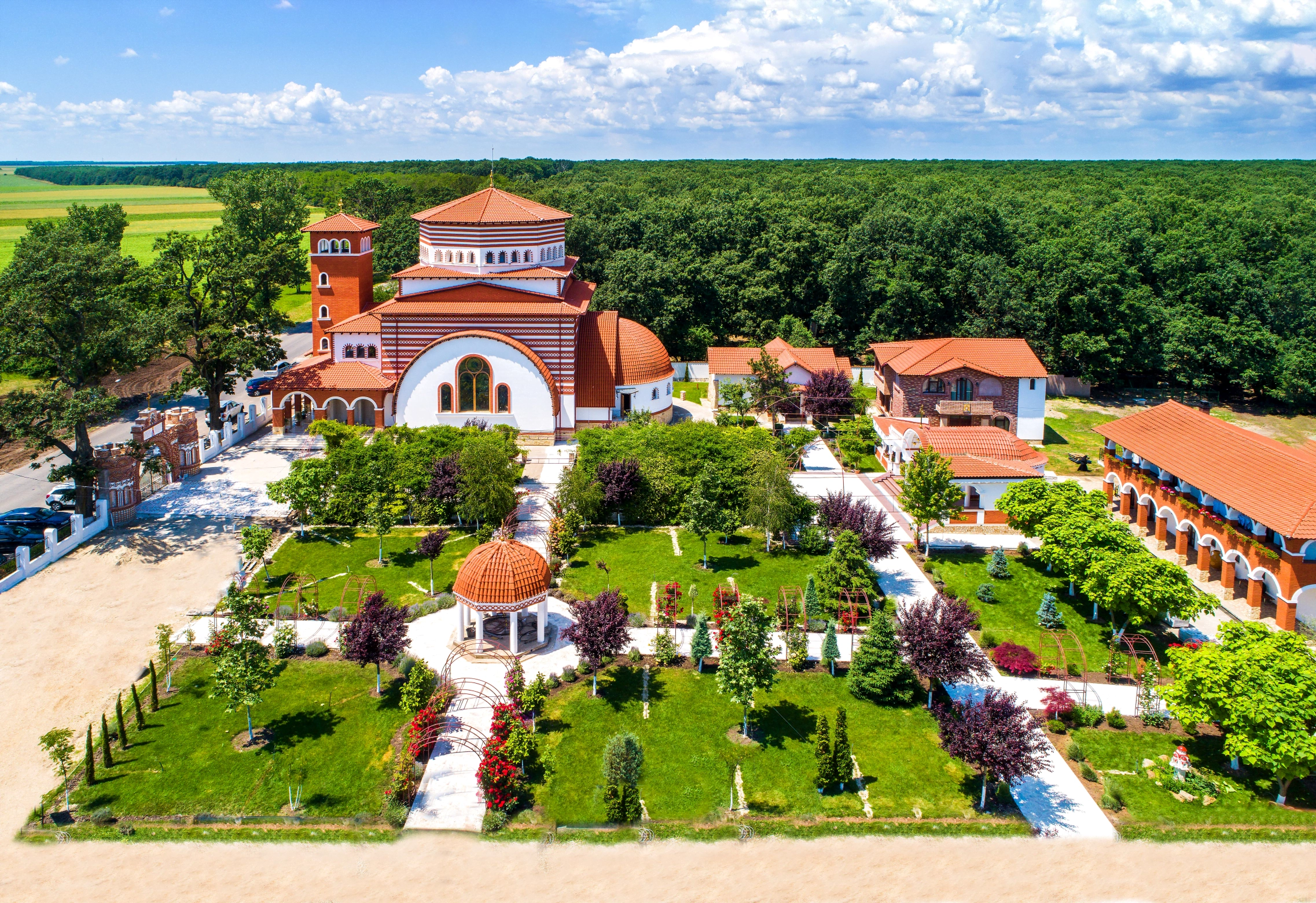 VIDEO Colinde de o frumusețe rară interpretate la Mănăstirea Pantocrator: Copiii de la Ansamblul Datina i-au fermecat pe toți