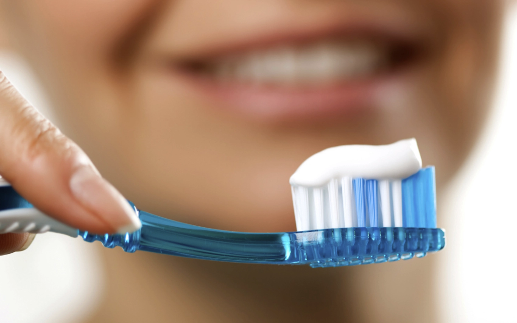 Când trebuie, de fapt, să te speli pe dinți? Răspunsul specialistului te poate surprinde