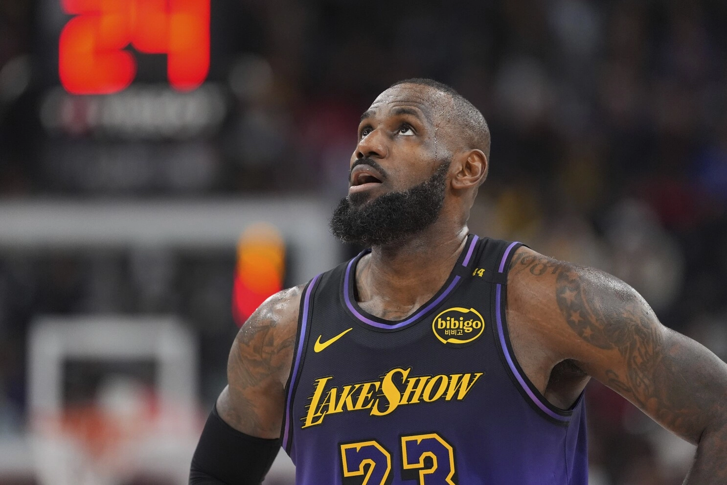 LeBron James revine pe teren şi debutează în al 23-lea sezon din NBA