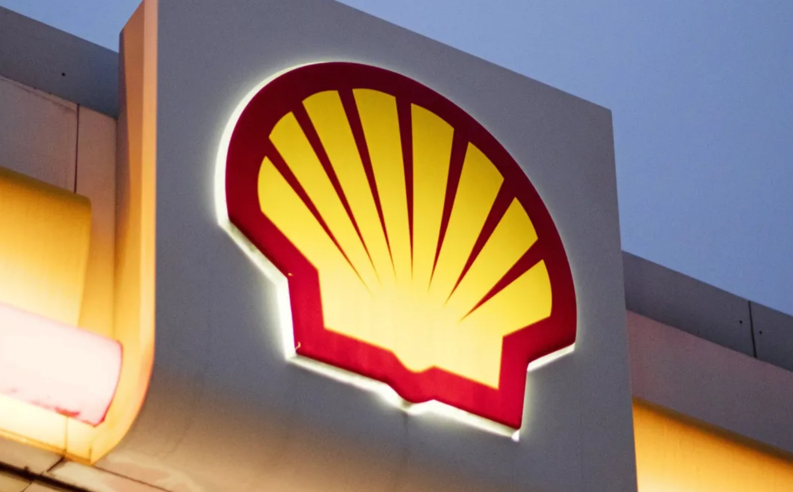 Shell lansează un nou program de răscumpărare de acţiuni, de 3,5 miliarde de dolari, după profituri peste aşteptări în trimestrul al treilea
