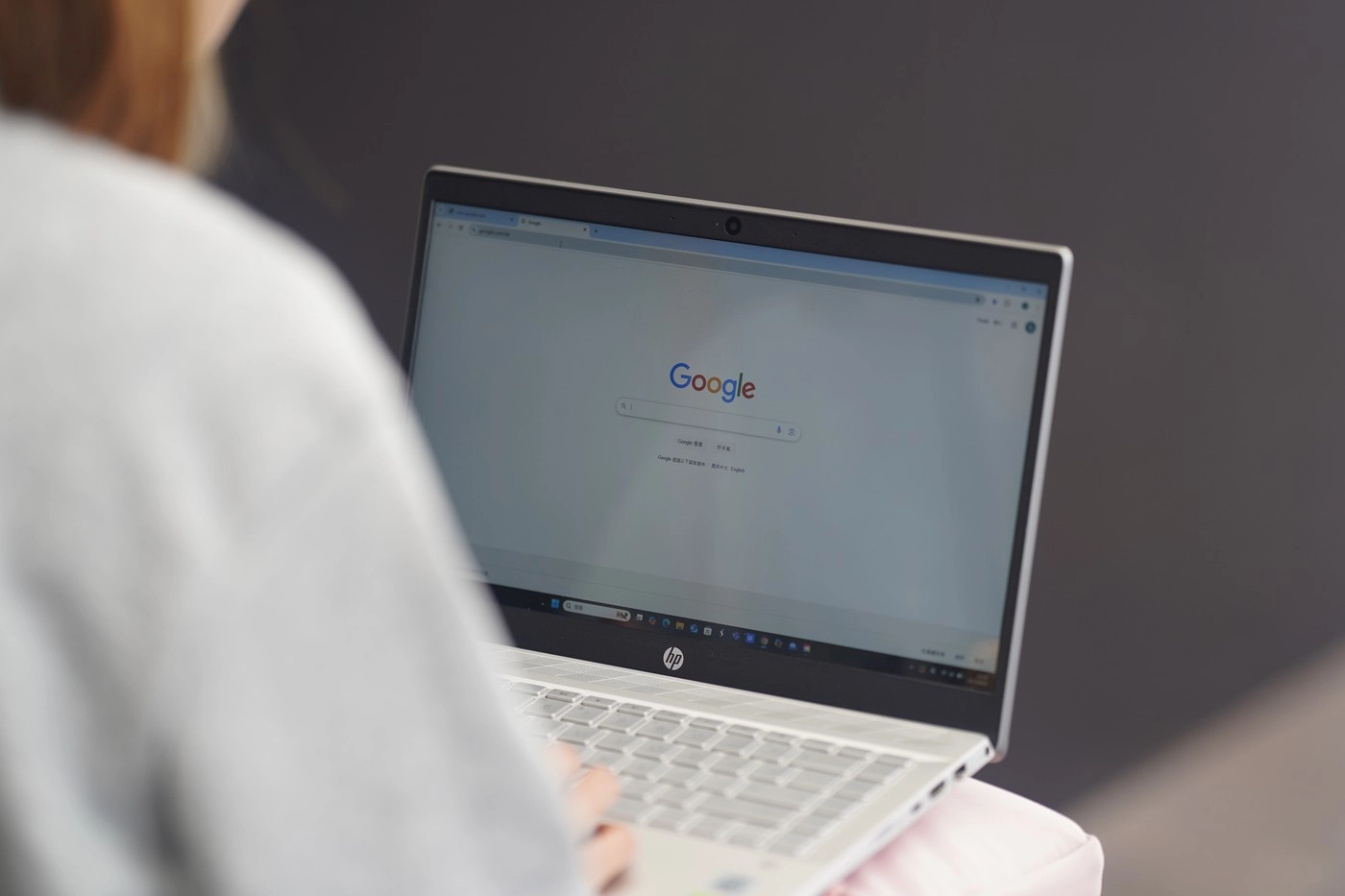 Google impune restricții la descărcarea aplicațiilor: Noile măsuri cu care se vor confrunta milioane de utilizatori