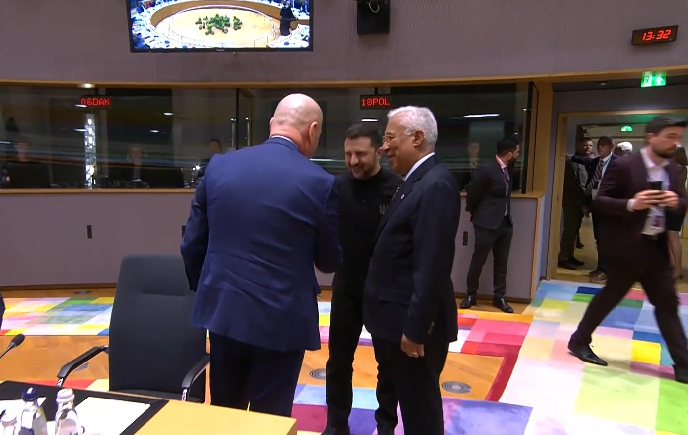 În Ucraina se poate: Spre deosebire de Bolojan, Zelenski anunţă salarii mai mari pentru profesori şi burse pentru studenţi