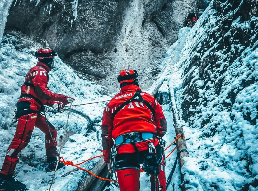 Strat masiv de zăpadă pe creasta Făgăraşului. Risc de accidentări grave - averizează salvamontiștii