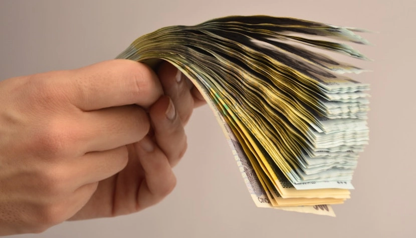 Un candidat la funcția de prim-ministru vrea să combată inflația cu salarii mai mari, în Japonia