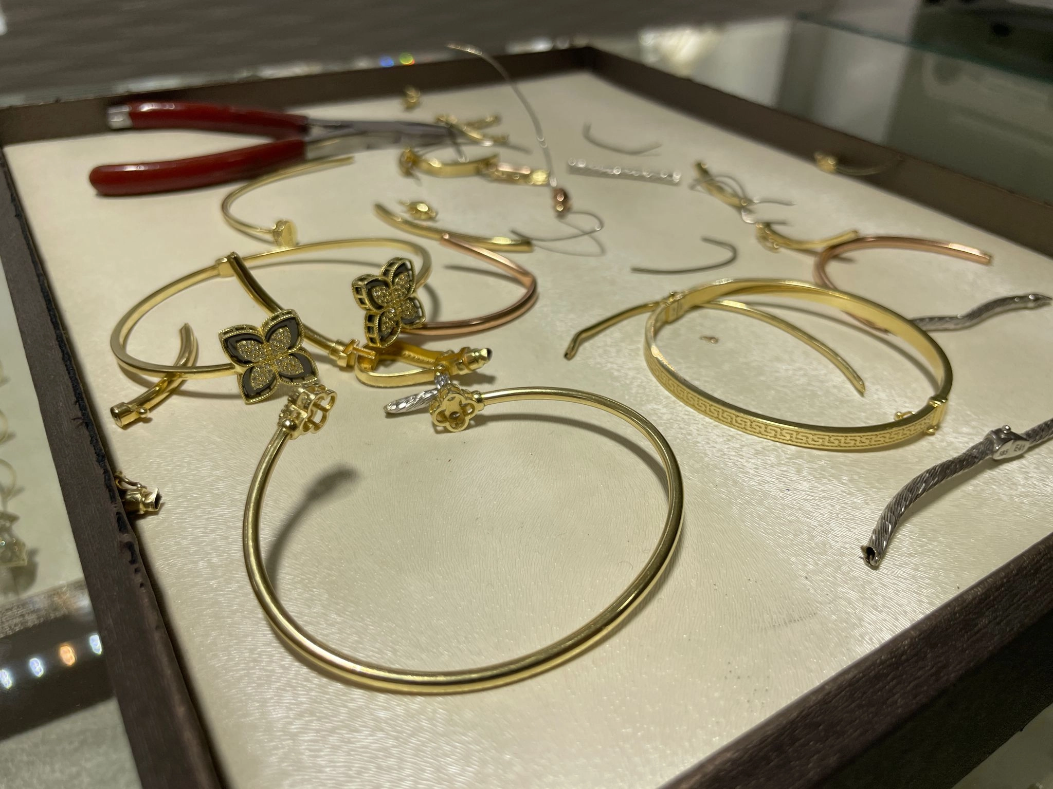 Rețea traficantă de aur destructurată: Percheziții în București și județe pentru contrabandă masivă cu bijuterii