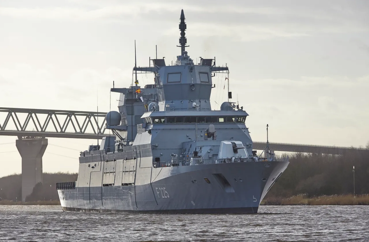 Navă de război britanică, escală de întreţinere în Mediterana