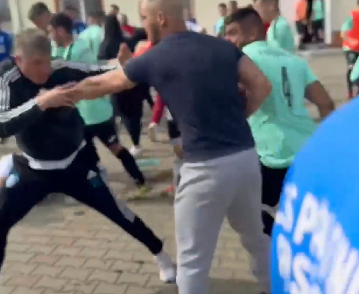 Nouă persoane s-au bătut pe o stradă din Adjud – Cinci au ajuns la spital, alte patru fiind duse la Poliţie pentru audieri / Nu există istoric de conflict între persoanele implicate