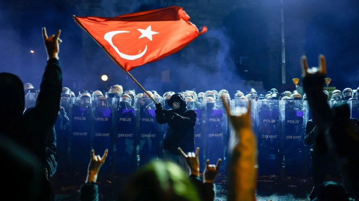 Zeci de mii de persoane au protestat în Turcia faţă de reprimarea principalului partid de opoziţie