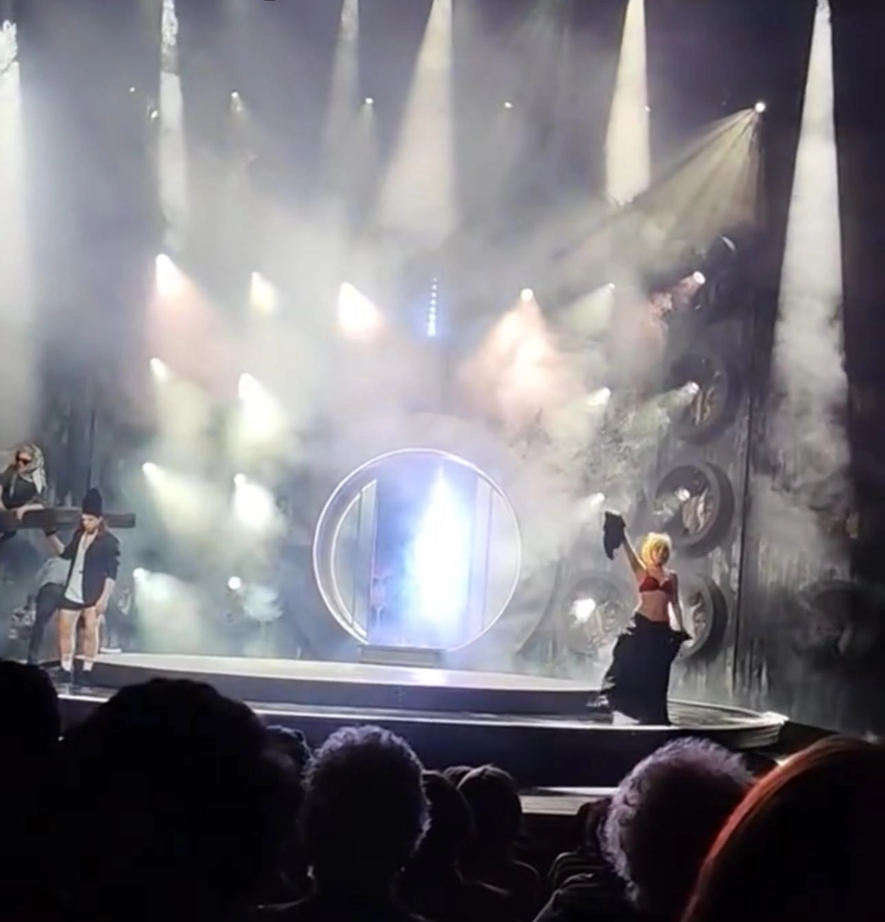 Cântăreaţa Lola Young a anunţat că se simte OK după ce a leşinat pe scenă în cadrul unui festival organizat la New York