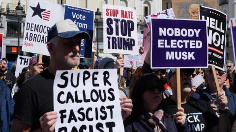 Proteste ale americanilor în Madrid şi Malaga împotriva "tiraniei" preşedintelui Donald Trump