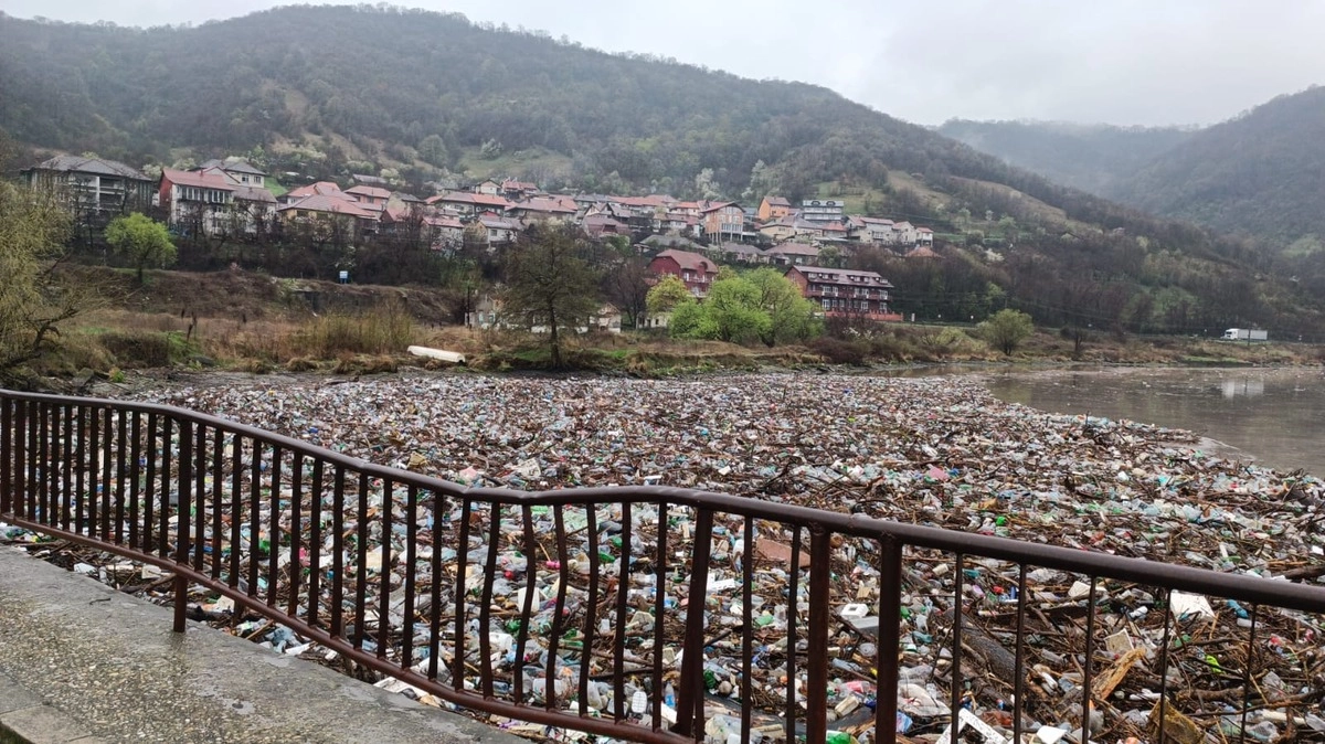 Munţi de gunoaie în Golful Cernei - o problemă care se repetă an de an. Ce spun autoritățile