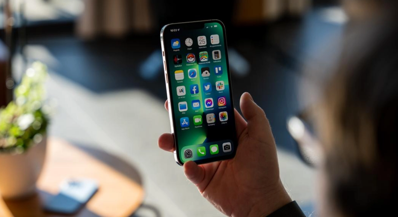 Guvernul britanic solicită Apple și Google măsuri pentru blocarea nuditații pe telefoane