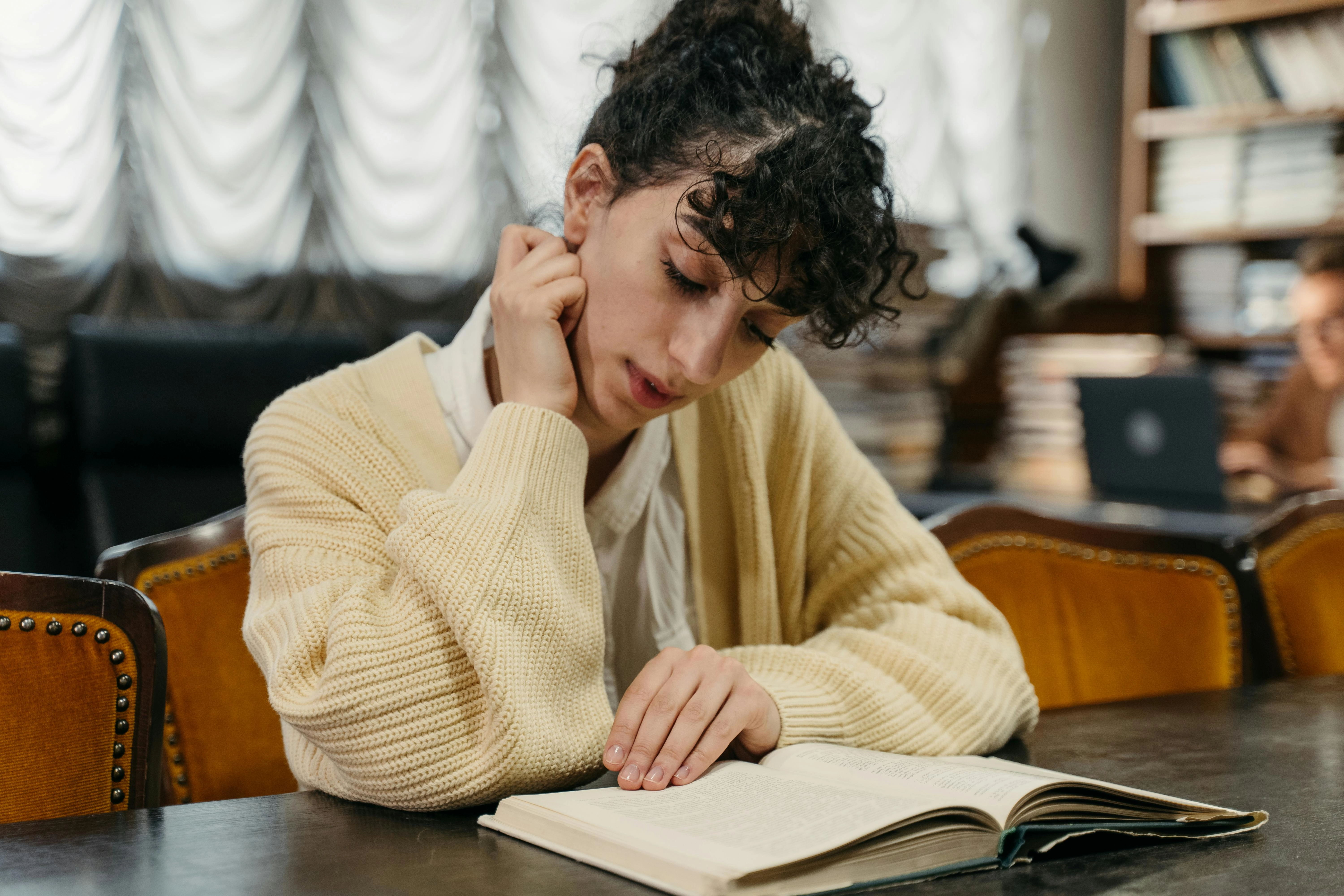 Ce cărți le plac românilor: lecturile care i‑au captivat cel mai mult în 2025