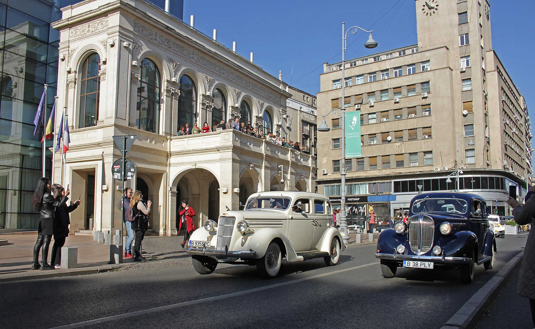 'Bijuteriile' pe patru roţi i-au cucerit pe localnici şi turişti la Retroparada Auto - ediţia de toamnă