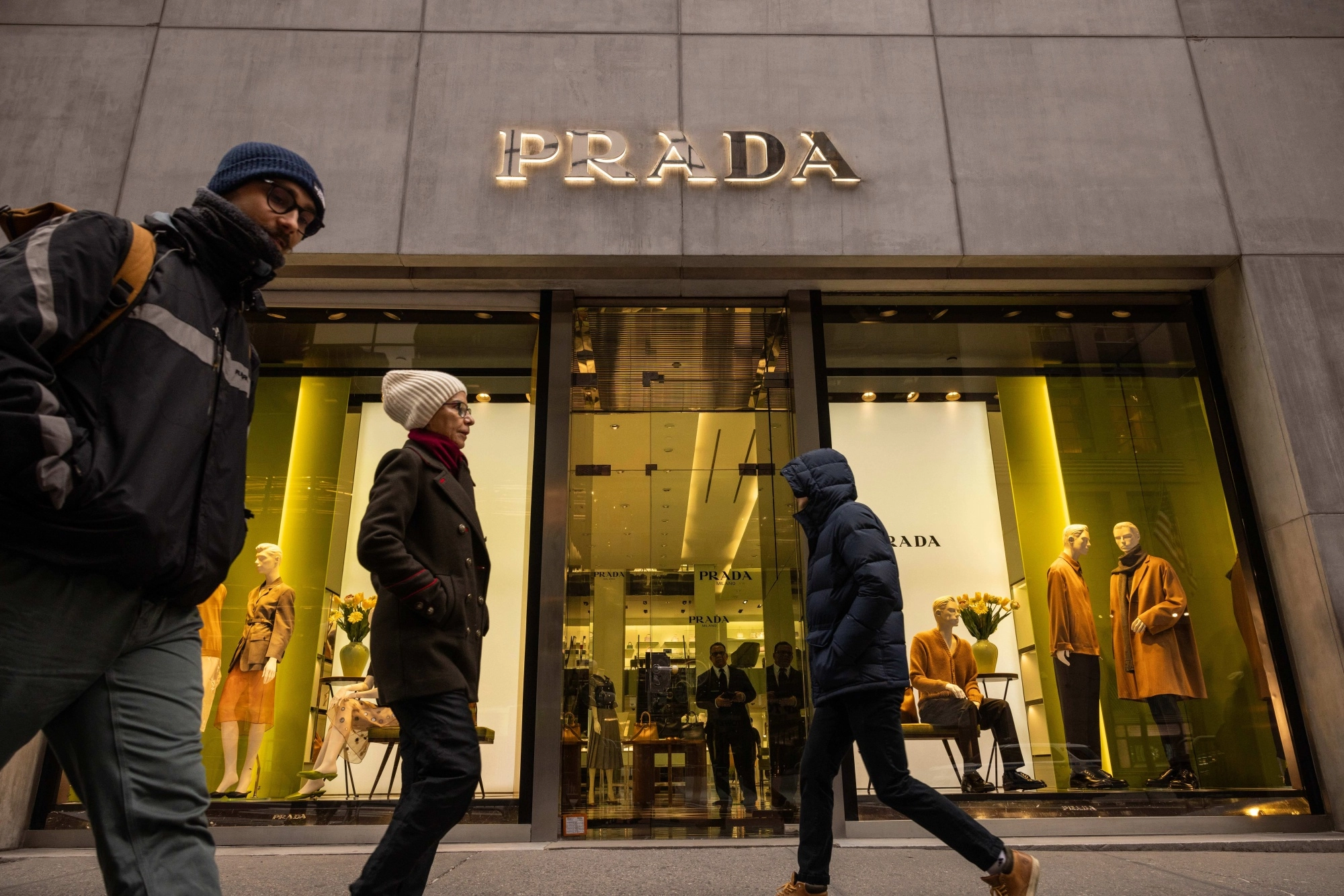 Prada, pregătită de noi achiziții după preluarea Versace