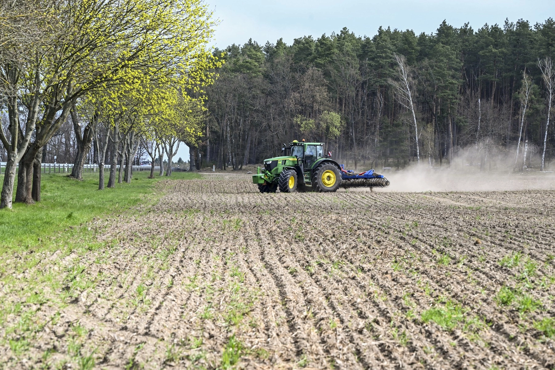 A condus un tractor fără permis și sub influența alcoolului: un tânăr a fost reținut