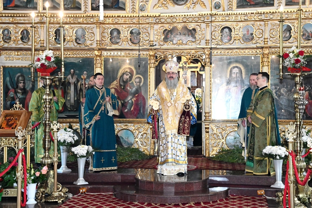 VIDEO Sfântul Preot Mucenic Constantin Sârbu a fost cinstit de PS Ambrozie și zeci de copii în biserica în care a slujit Sfântul Preot Mărturisitor Ilie Lăcătușu