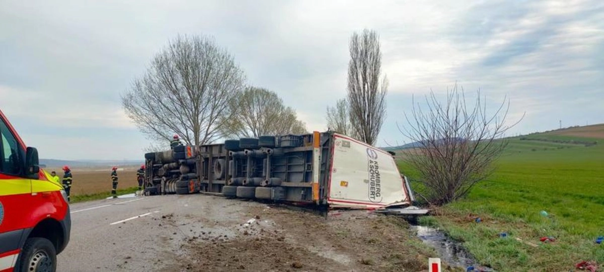 Un autotren care transporta aparatură fitness a ars complet pe autostrada A1