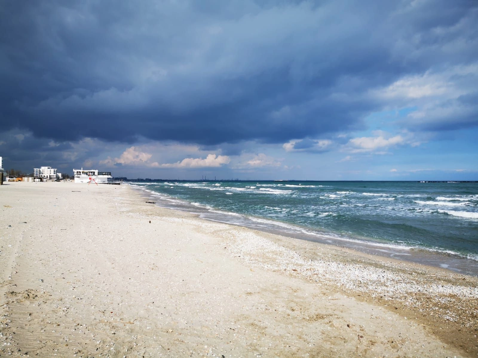 Acţiune de ecologizare a plajei din Sulina, de Ziua internaţională a Mării Negre. Voluntar: 'Adunăm, adunăm, dar nu se mai termină'
