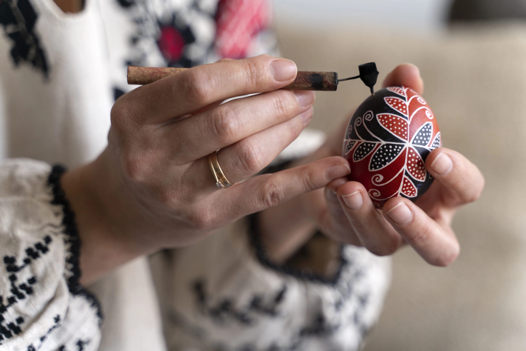 Tradițiile pascale prind viață la Buzău într-o expoziție de icoane și ouă încondeiate