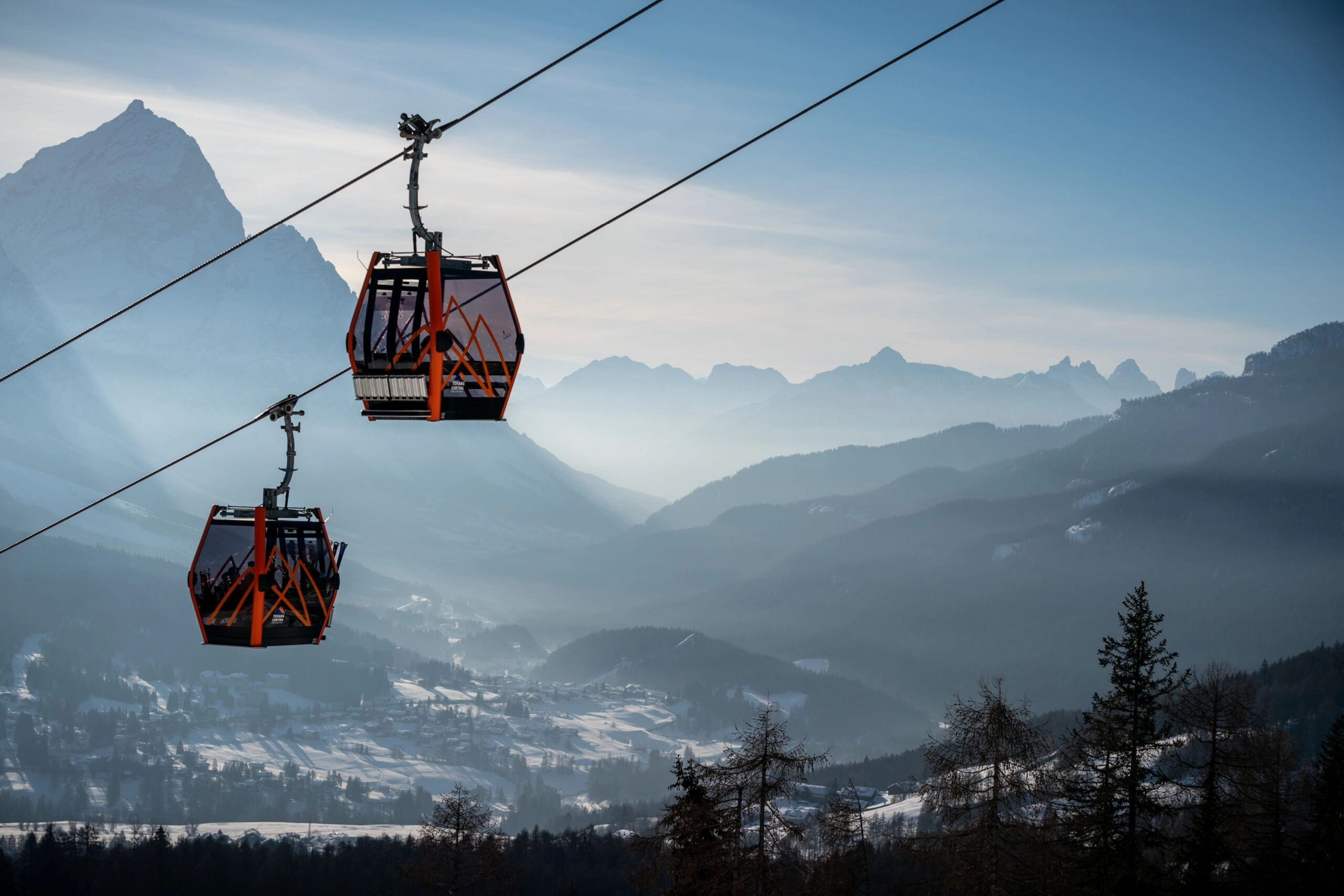Mijloace de transport pe cablu de la Sinaia, oprite, sâmbătă, din cauza vântului puternic