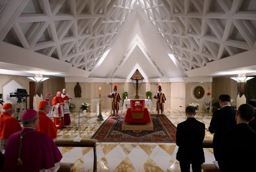 Sicriul cu trupul cardinalului Lucian Mureșan, depus vineri în Catedrala din Blaj