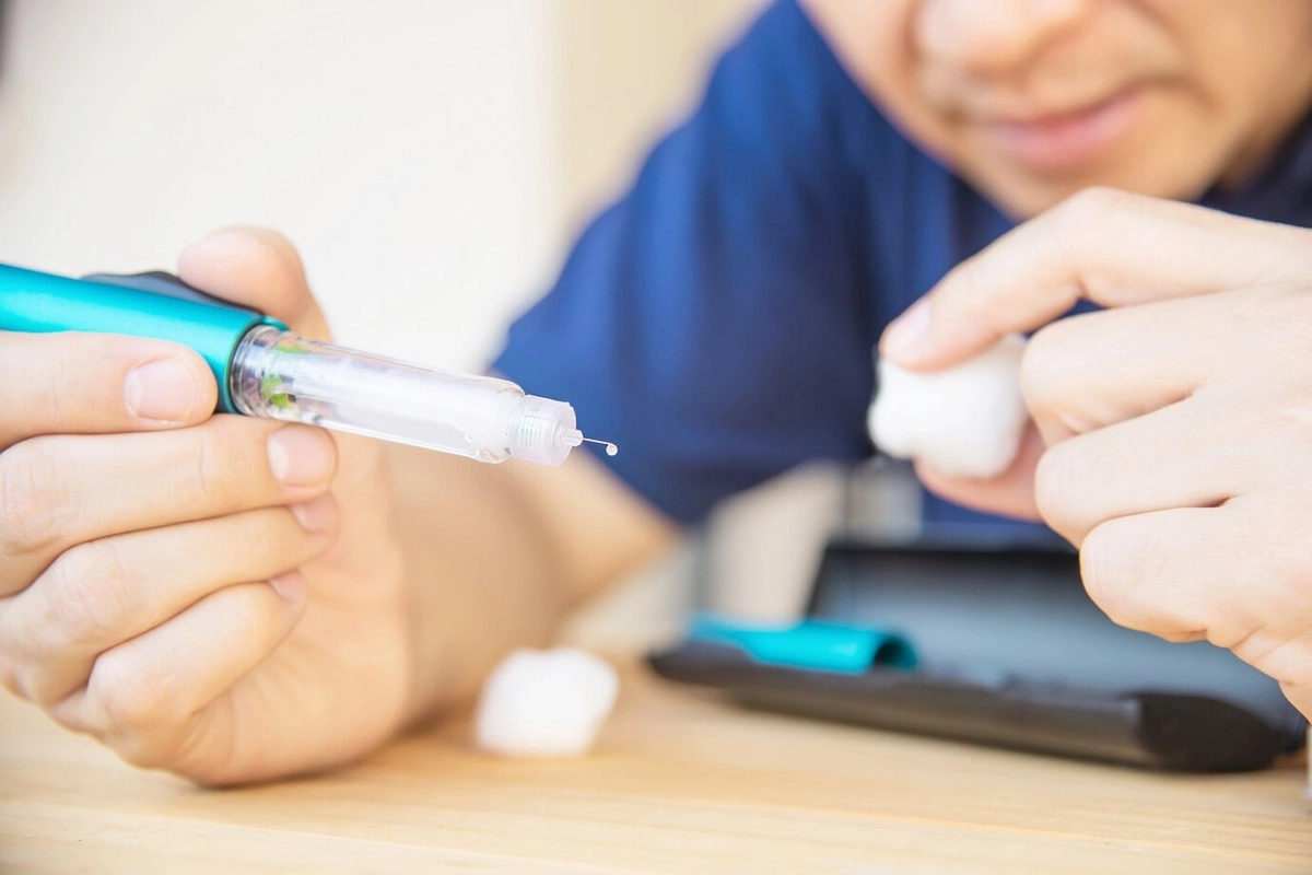 Un pacient cu diabet zaharat tip 1 a primit, în premieră naţională, o injecţie săptămânală de insulină